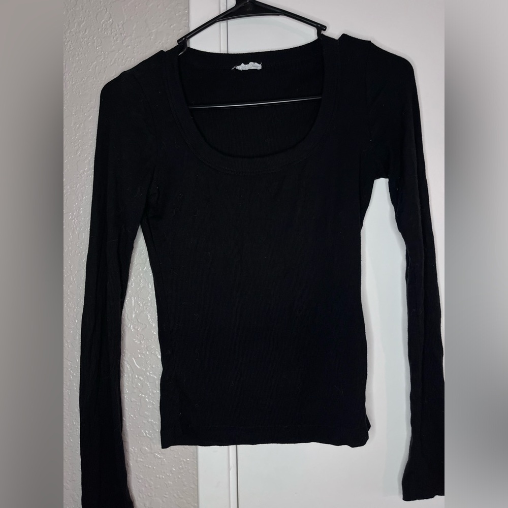 Long sleeve top.